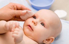 Cách vệ sinh mắt, mũi, tai cho trẻ sơ sinh an toàn