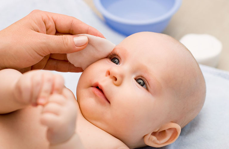 Cách vệ sinh mắt, mũi, tai cho trẻ sơ sinh an toàn 