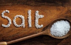 Không dùng quá nhiều muối để tránh khô da