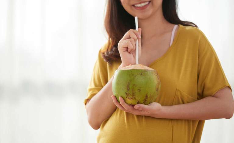 Đối với thai phụ, nước dừa giúp bổ sung nước ối, tăng sức đề kháng, giảm ợ nóng,...