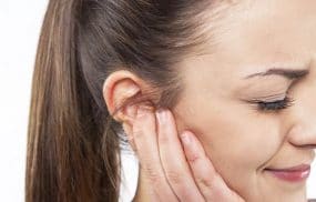 Mọc mụn trong tai, vành tai gây đau nhức