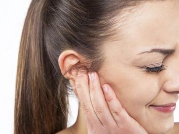 Mọc mụn trong tai, vành tai gây đau nhức