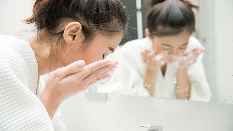 Rửa mặt đúng cách sẽ giúp sữa rửa mặt phát huy tác dụng tốt hơn 