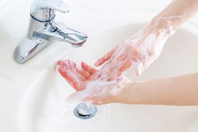 Nên vệ sinh tay trước khi rửa mặt