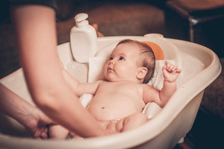 Mẹ nên giữ vệ sinh sạch sẽ cho da bé và cần cẩn thận khi tắm rửa để tránh làm da bé tổn thương
