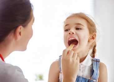 Trẻ bị viêm amidan có mủ phải làm sao?