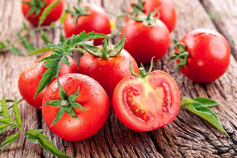 Đắp mặt nạ rau ngót và cà chua thường xuyên để trị nám 
