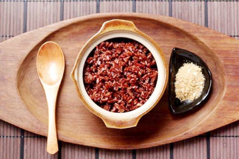 Cơm gạo lứt muối mè là món ăn giảm cân tốt cho người bệnh gout