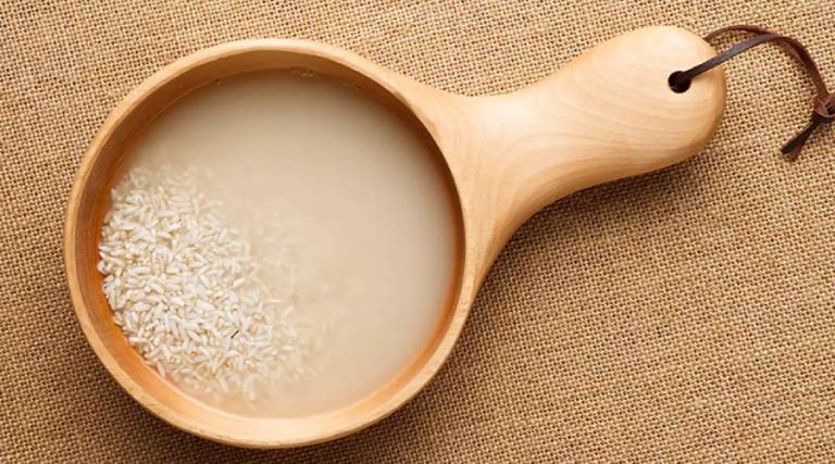 Nước vo gạo có tác dụng làm sạch da, se khít lỗ chân lông, ngăn ngừa hình thành nhân mụn