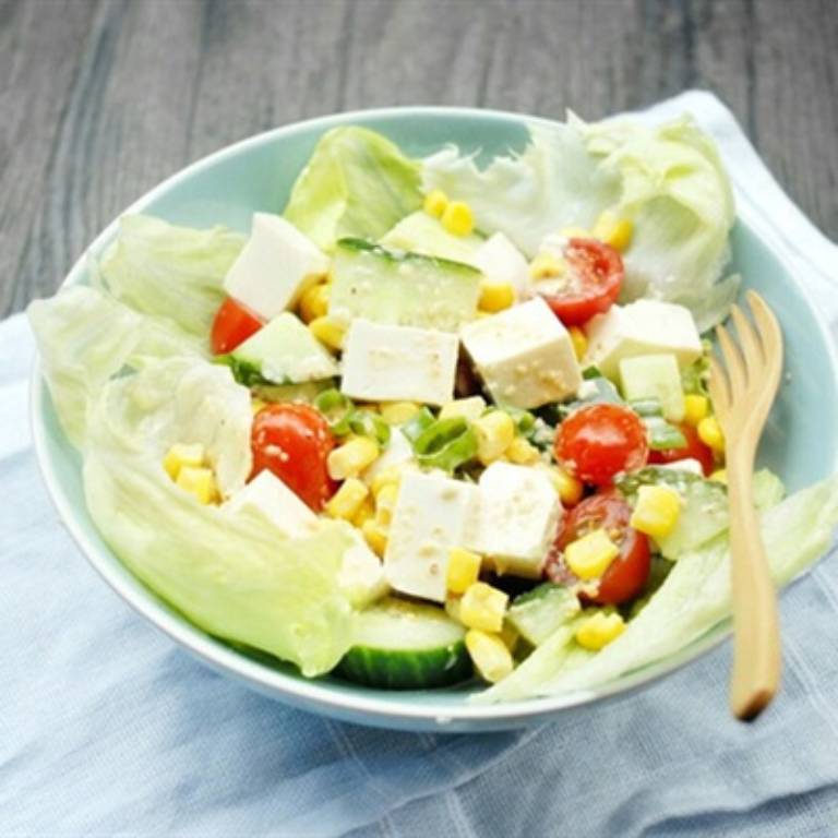 Salad đậu phụ trắng, dưa leo, cà chua, xà lách giúp giảm cân