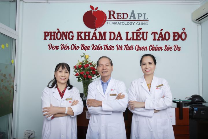 Đội ngũ bác sĩ tại phòng khám da liễu táo đỏ 