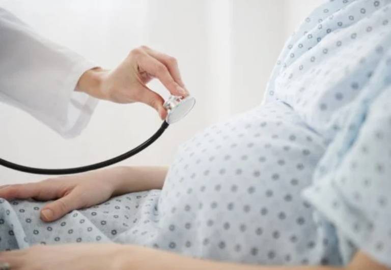 Ở phòng chờ sinh, các bác sĩ sẽ liên tục thăm khám, kiểm tra tim thai và độ mở của tử cung