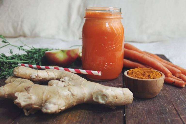 Bạn có thể chỉ sử dụng cà rốt để ép lấy nước hoặc mix với gừng, nghệ để tạo ra hương vị mới