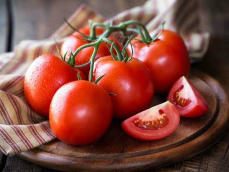Cà chua cũng là một trong những loại trái cây giàu vitamin C mà bạn không nên bỏ qua