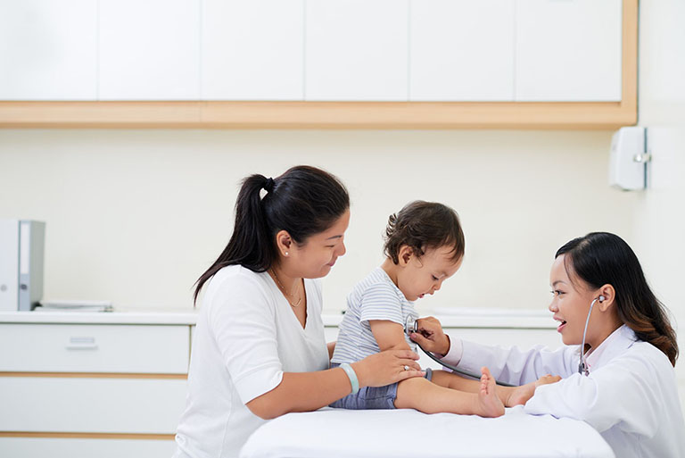 Cần khám lâm sàng cho trẻ trước khi tiêm vắc xin 