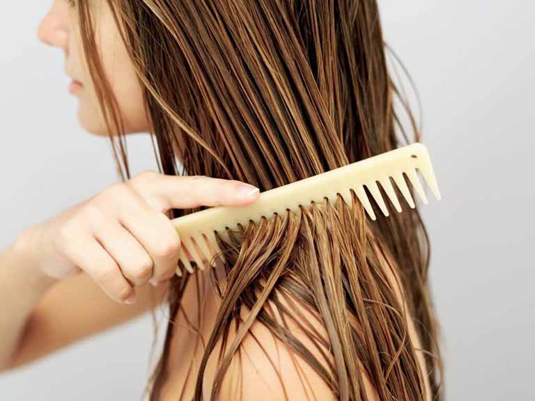 Nên chăm sóc đúng cách để khắc phục chứng rụng tóc sau sinh 