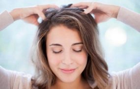 Massage da đầu giúp tăng lưu lượng máu tuần hoàn đến da đầu từ đó ngăn ngừa rụng tóc và giảm đau đầu hiệu quả