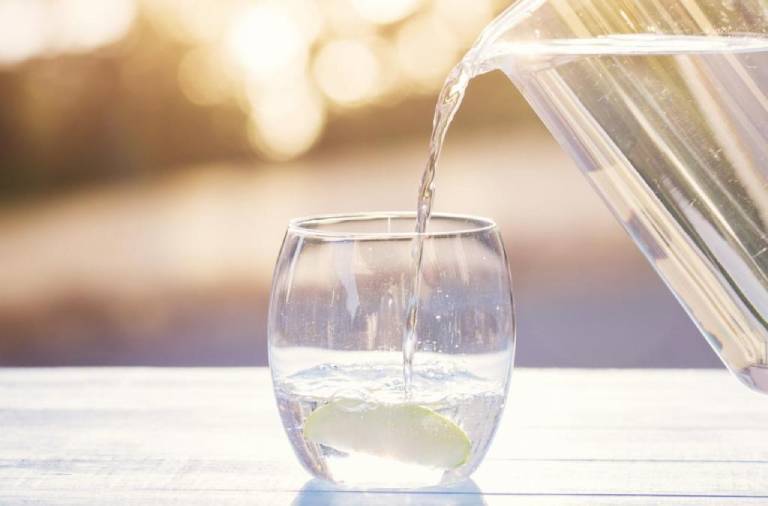 Uống đủ nước cũng là một trong những cách cấp ẩm, dưỡng ẩm, hỗ trợ làm mờ vết rạn trên da