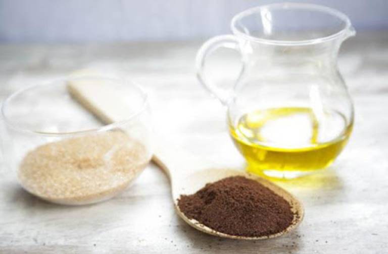 Bã cà phê có thể kết hợp với dầu dừa sữa chua không đường để trị rạn da