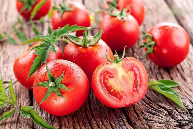 Cà chua có thể kết hợp với vitamin E để tăng độ đàn hồi, củng cố kết cấu của các sợi collagen