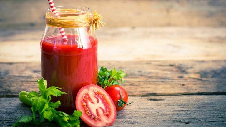 Nước ép cà chua không chỉ tốt cho sức khỏe mà còn hỗ trợ điều trị rạn da rất tốt