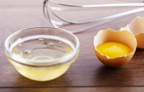 Lòng trắng trứng gà có khả năng lột nhẹ, tẩy tế bào chết, làm sạch bụi bẩn và chất nhờn trên da