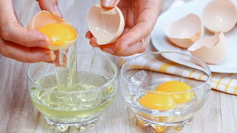 Lòng trắng trứng gà được đánh giá là mang lại hiệu quả cho việc điều trị mụn cám ở mũi tốt hơn là lòng đỏ