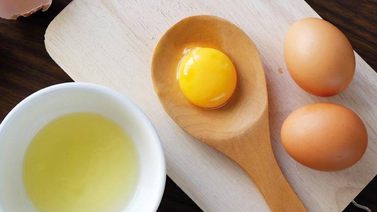 Lòng trắng trứng có tác dụng rất tốt trong việc tẩy tế bào chết, loại bỏ dầu thừa, nuôi dưỡng tái tạo da
