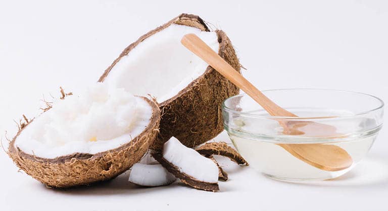 Trong dầu dừa chứa nhiều dưỡng chất rất tốt cho làn da 