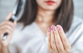 Vì sao bị rụng tóc gãy móng tay? Cách chữa trị như thế nào?