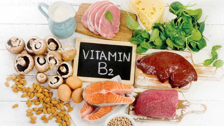 Vitamin B2 có trong nhiều loại thực phẩm như thịt đỏ, cá, nấm cải xoăn...