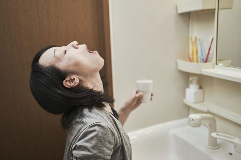 Súc miệng bằng nước muối là phương pháp trị viêm lợi tại nhà đơn giản