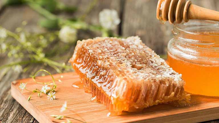 Có thể dùng mật ong chữa viêm lợi vì nó chứa nhiều chất kháng viêm, sát khuẩn