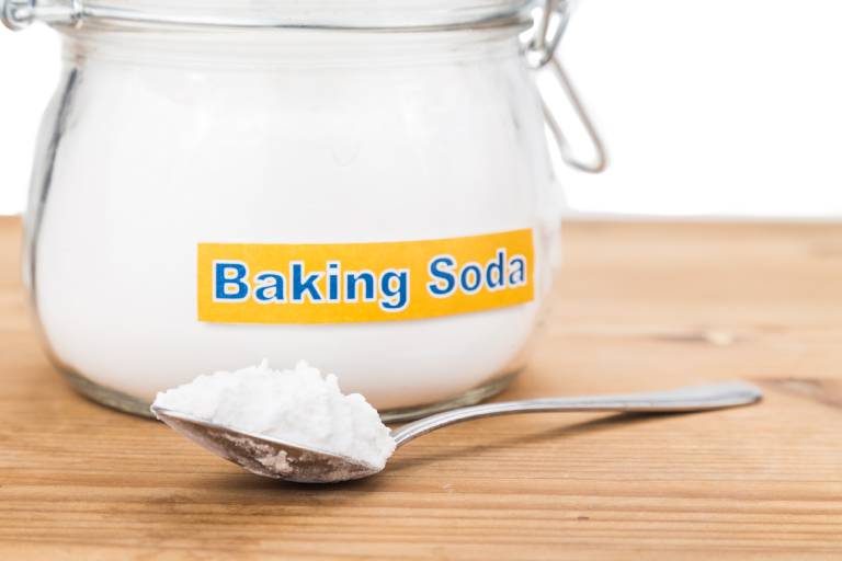 Baking soda có thể kết hợp với kem đánh răng để chữa viêm nha chu 