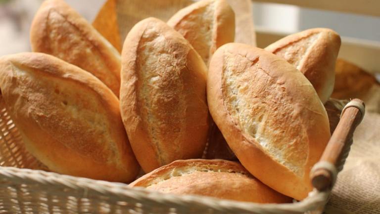 Bánh mì cứng khô khi nhai sẽ có nhiều góc cạnh đâm vào vết loét khiến vết loét lâu lành hơn