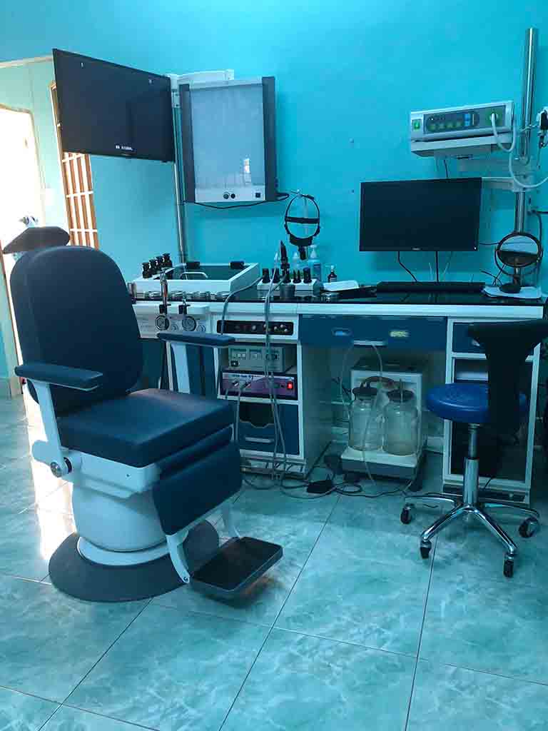 Phòng khám của bác sĩ Nguyễn Văn Thanh được trang bị các máy móc, thiết bị y tế hiện đại 