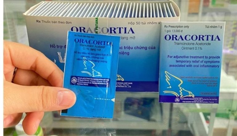 Thuốc bôi trị nhiệt miệng Oracortia được sản xuất bởi Công ty TNHH Thai Nakorn Patana, được sản xuất ở dạng hộp 50 túi