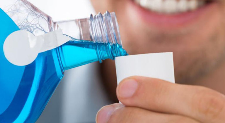 Vệ sinh răng miệng sạch sẽ giúp các cách trị lỗ sâu răng mang lại hiệu quả tốt 
